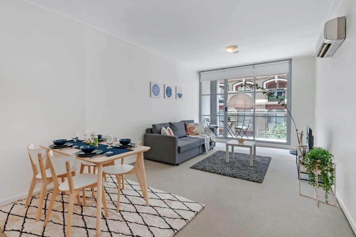 A Comfy & Modern Near Darling Harbour Apartment Sydney