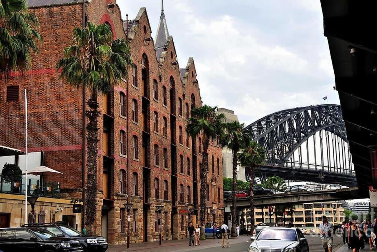 A Comfy & Modern Near Darling Harbour *